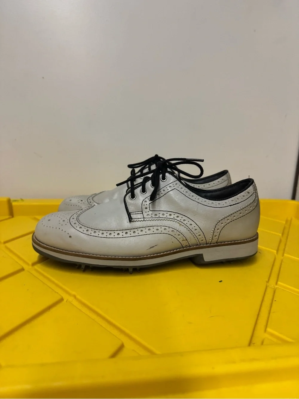 FootJoy Men’s 8.5 White Leather Wingtip Brogue Soft Spike Golf Shoes FJ